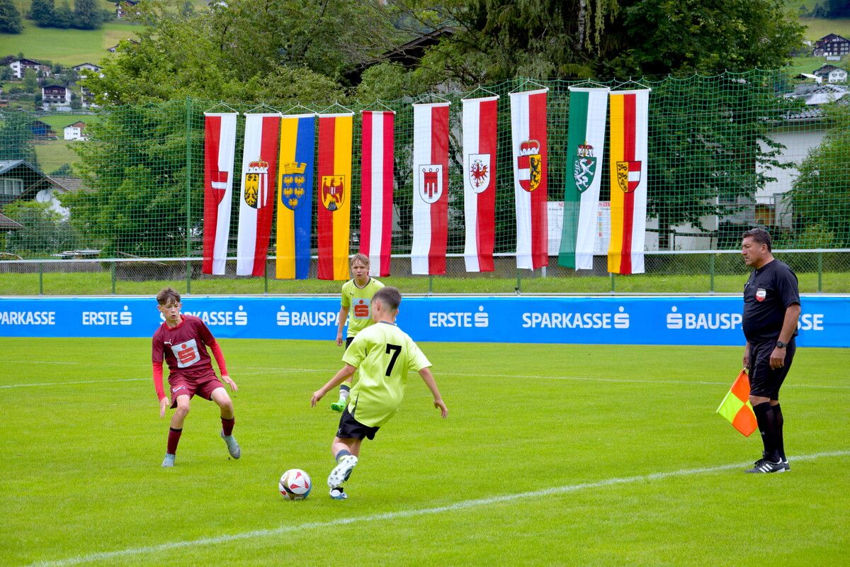 Bei der 47. Bundesmeisterschaft Sparkasse Schülerliga Fußball finden heute die Finalspiele statt. SCO (3)
