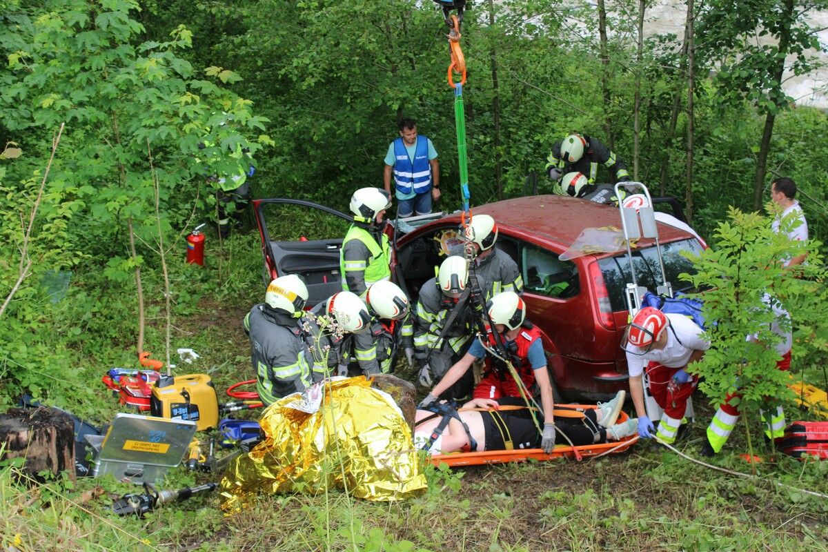 Bei der Großübung wurden auch Verkehrsunfälle nachgestellt. AHA (2)