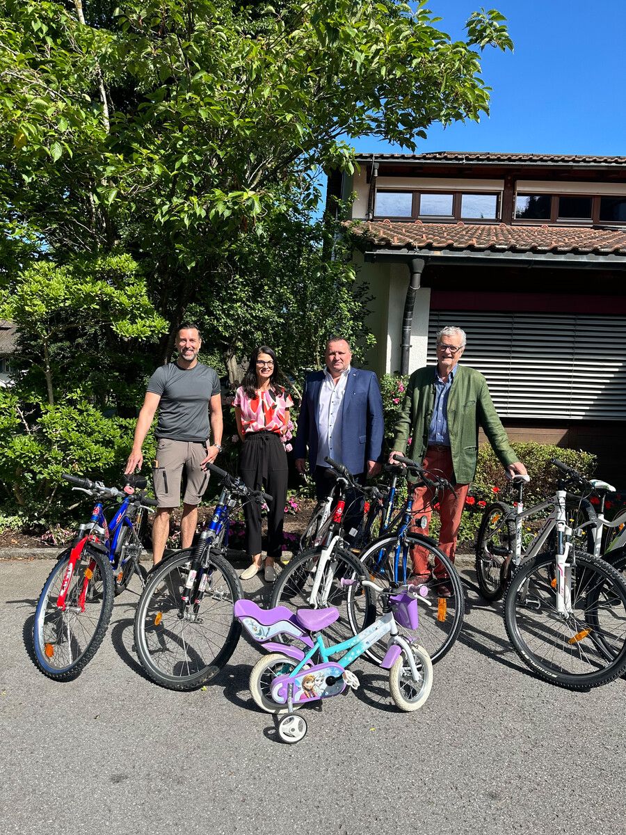 Bei der Rad-Übergabe mit dabei: Wolfgang Greif und Karin Mäser (Vorarlberger Kinderdorf), Hansjörg Meiner und Manfred Allmaier (Kiwanis Club Bregenz). VK