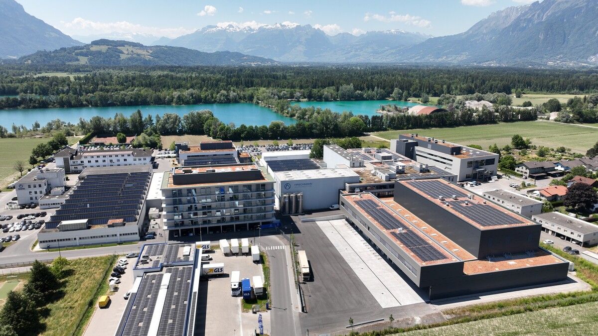 Bei Hirschmann Automotive in Brederis arbeiten rund 1500 Mitarbeiter. Bisher. Nun werden 100 Arbeitsplätze abgebaut, rund 80 Mitarbeitende wurden beim AMS zur Kündigung angemeldet. FA