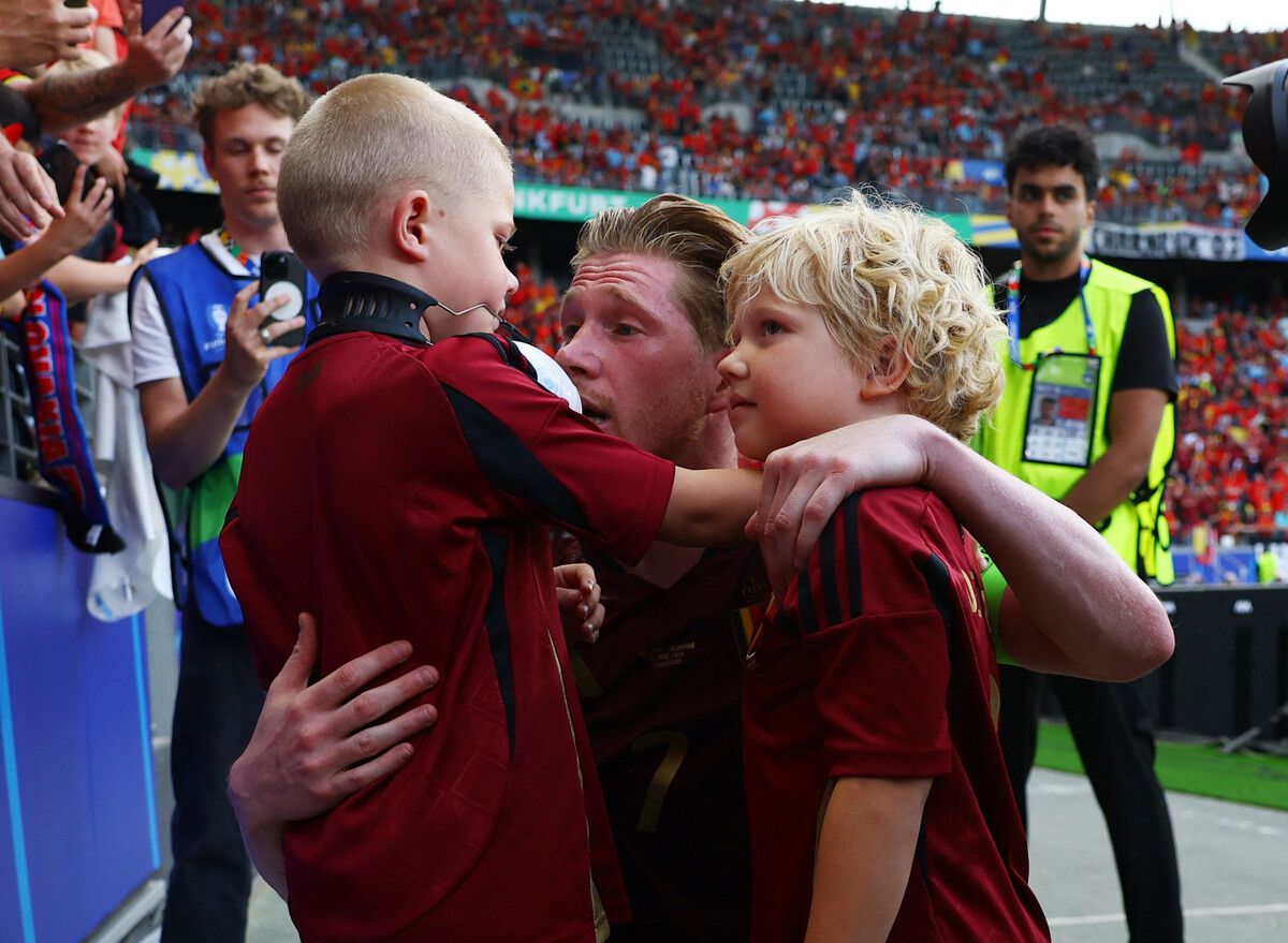 Belgiens Superstar Kevin De Bruyne sucht Trost bei seinem Sohn.Reuters
