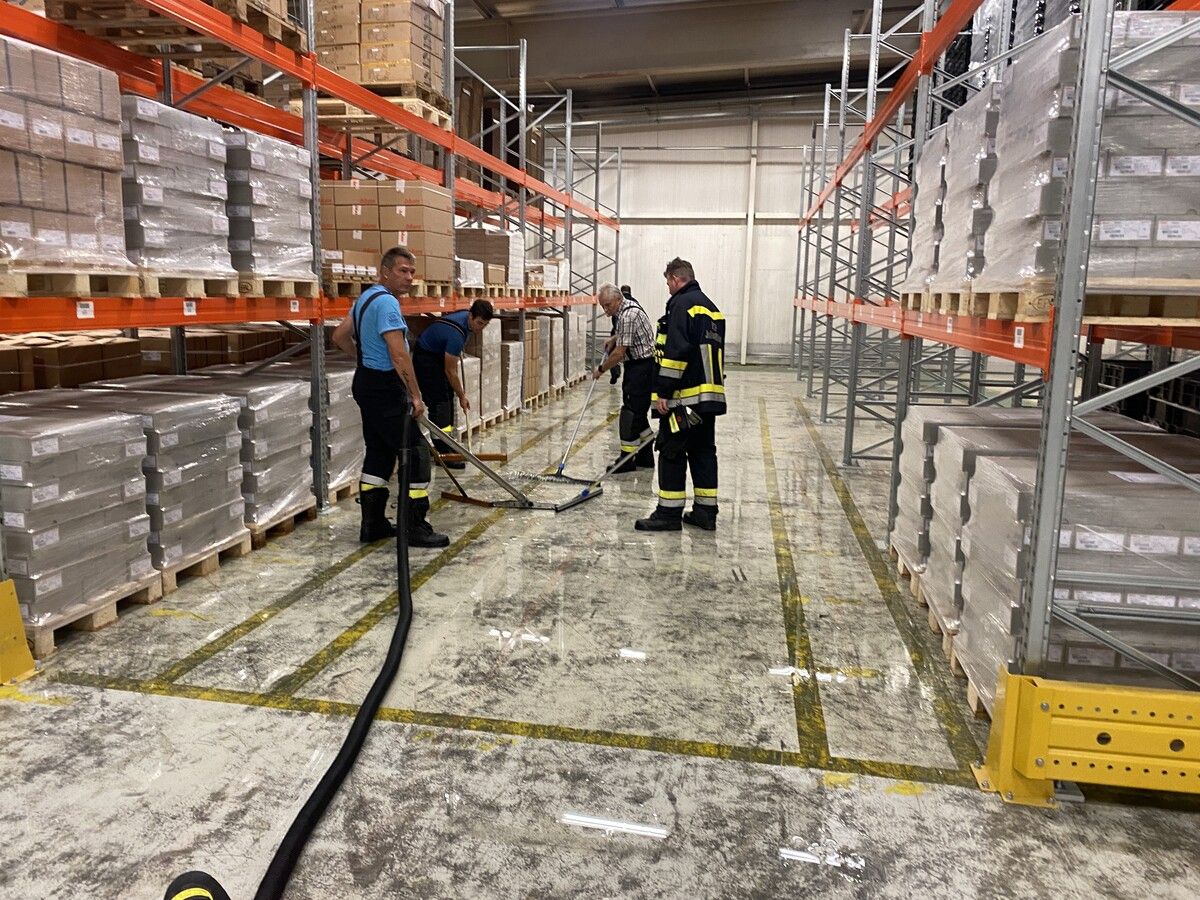 Bis Mitternacht kämpften die Einsatzkräfte im Blum-Werk gegen das Wasser. Blum