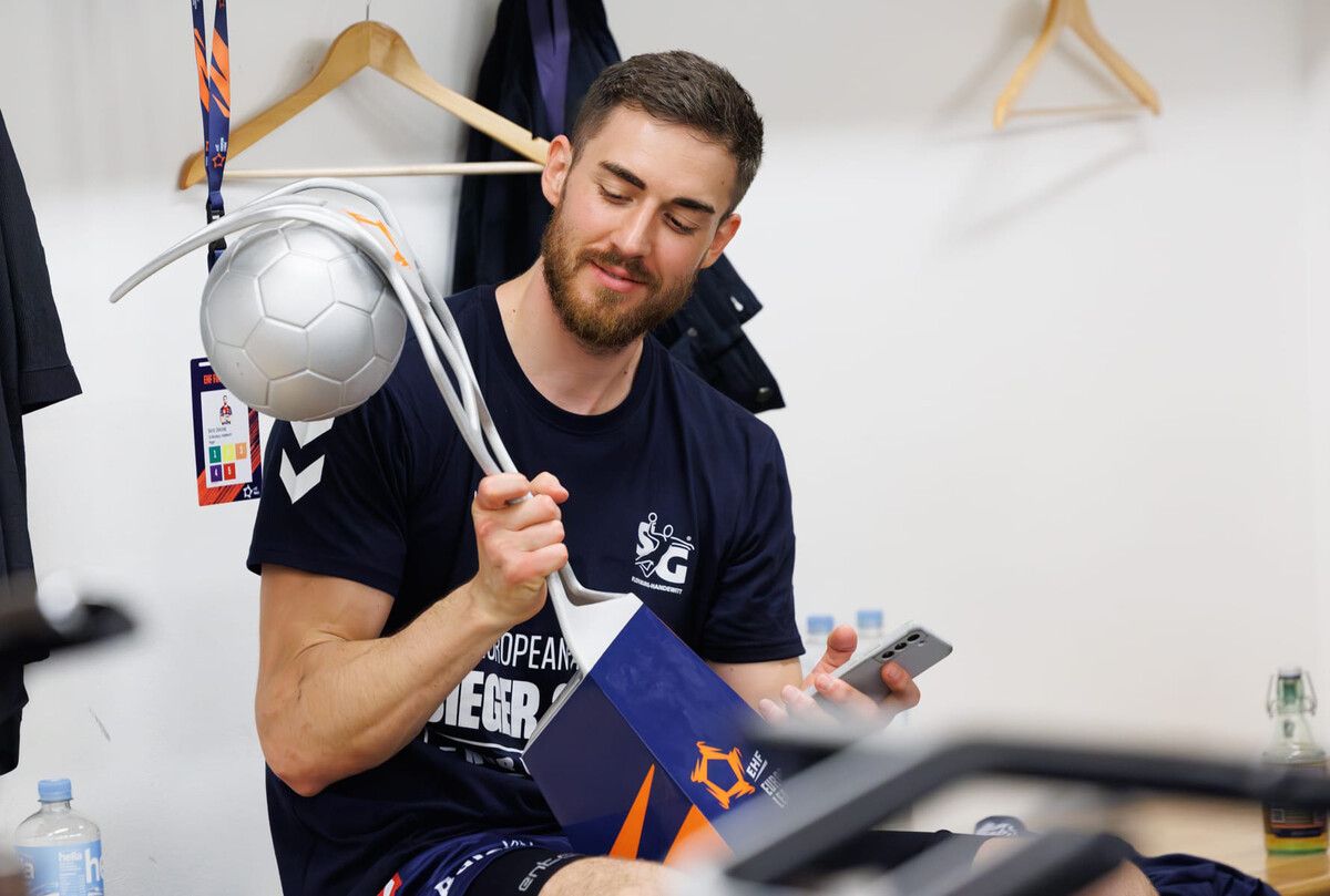 Boris Zivkovic mit dem Siegerpokal in der EHF European League.Privat