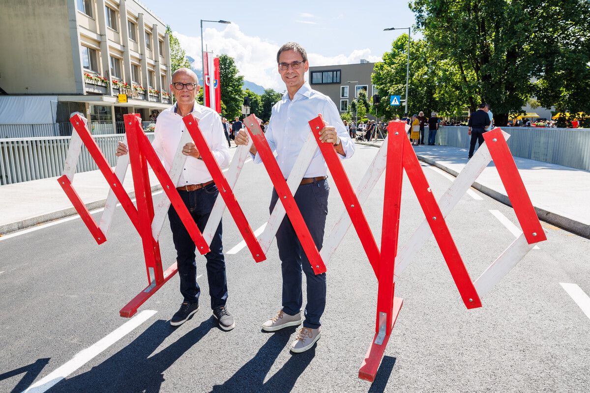 Bürgermeister Walter Gohm und Landeshauptmann Markus Wallner gaben die Straße offiziell für den Verkehr frei.vlk