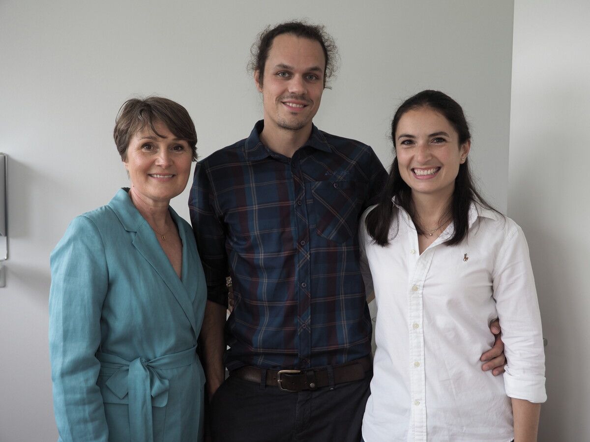 Bürgermeisterin Angelika Moosbrugger mit den Ärzten Elisa Andres Hain und Patrick Hain.