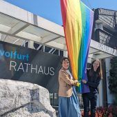 Wolfurt hisst die Regenbogenfahne