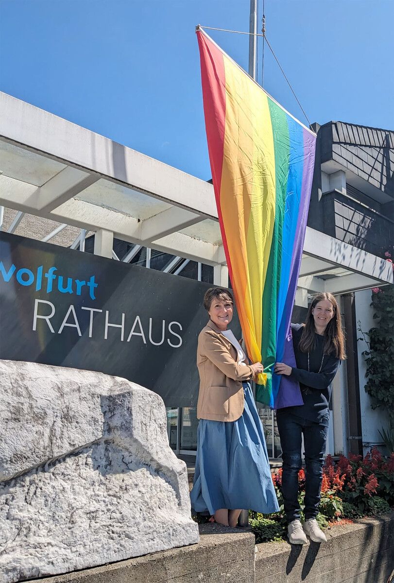 Bürgermeisterin Angelika Moosbrugger und Simone Wolf hissten beim Rathaus die Regenbogenfahne. MG Wolfurt