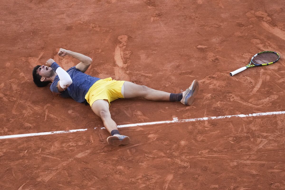 Carlos Alcaraz ist der jüngste Spieler, der auf allen drei Belägen ein Grand-Slam-Turnier gewinnen konnte.ap