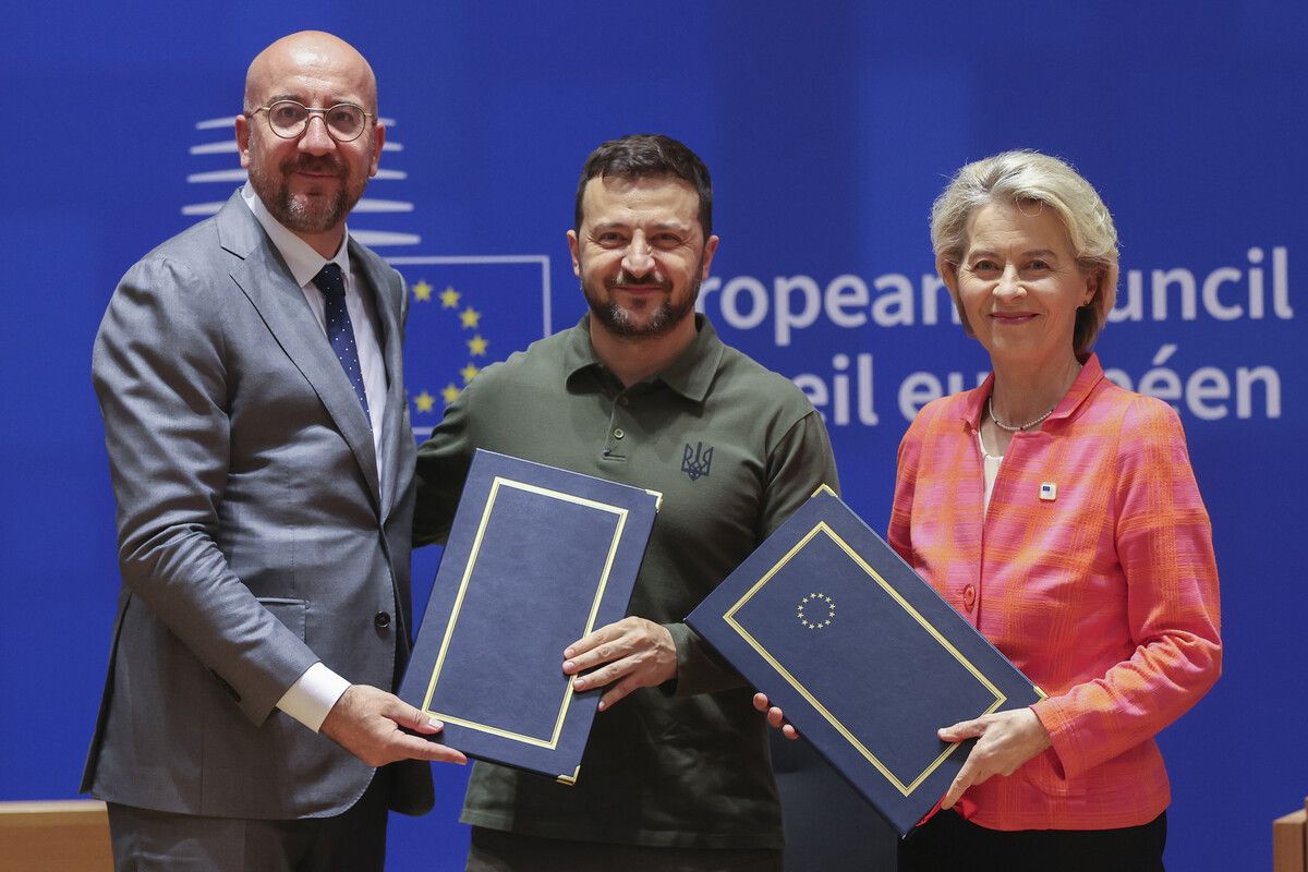 Charles Michel, Ursula von der Leyen und Wolodymyr Selenskyj unterzeichneten in Brüssel ein Abkommen.AP