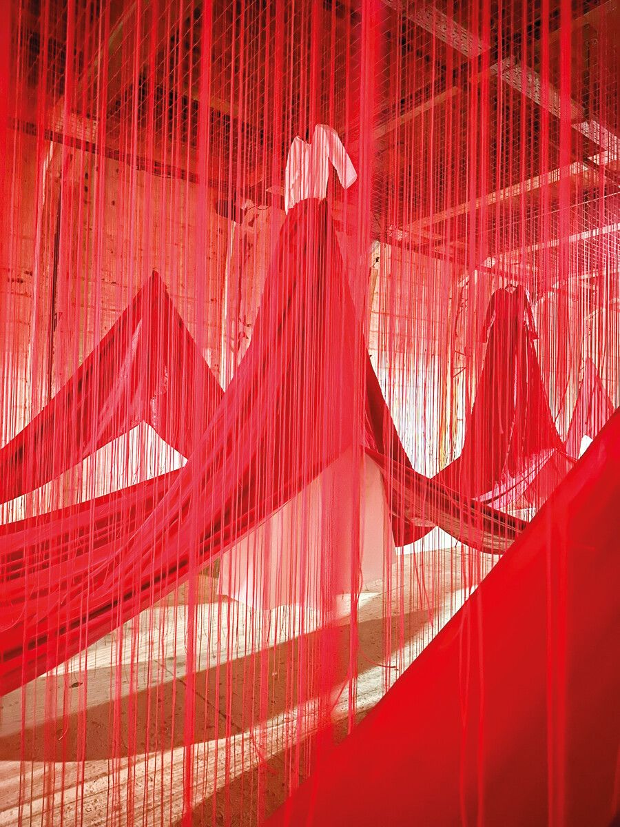 Chiharu Shiota: Installation im KZ-Gedenkstollen Ebensee, das Herzstück der künstlerischen Leiterin Elisabeth Schweger. E. Rhomberg