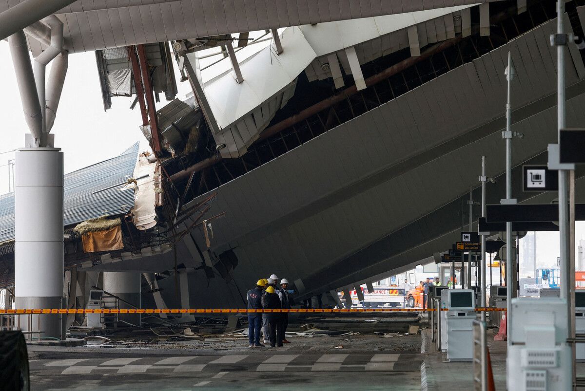 Das Dach stürzte am Vorplatz eines Abflugterminals ein. RTS