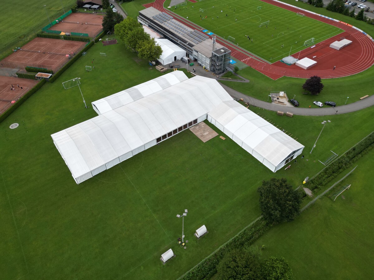Das große Festzelt beim Möslestadion bietet Platz für zahlreiche Besucher. Verein