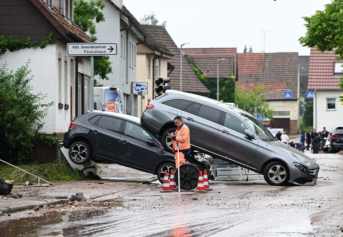 Das Hochwasser spülte Autos übereinander. dpa