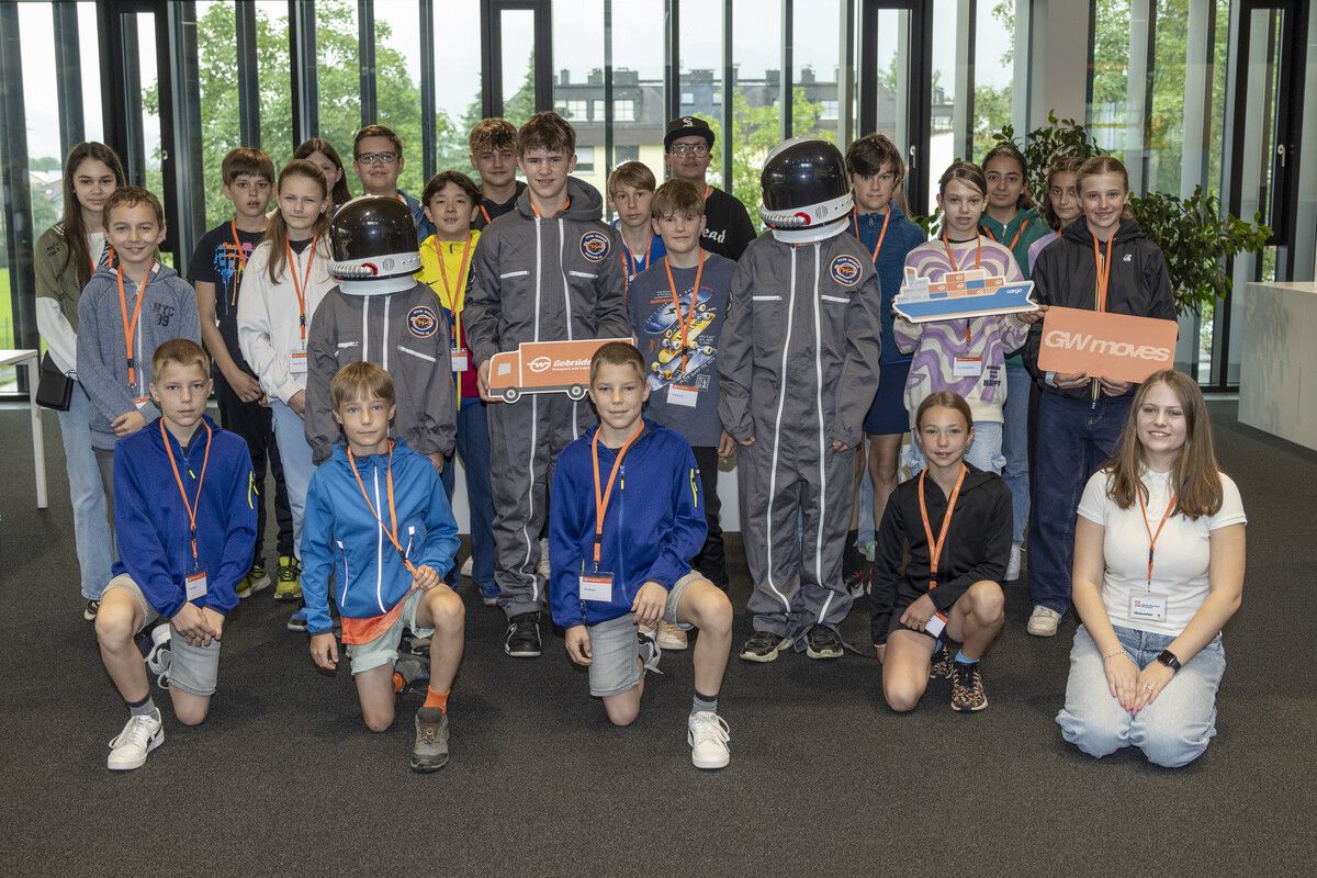 Das Junior-Team erlebte einen spannenden Tag in der Firmenzentrale und lernten auch für das Leben, zum Beispiel wie man den toten Winkel vermeidet. VN/Paulitsch