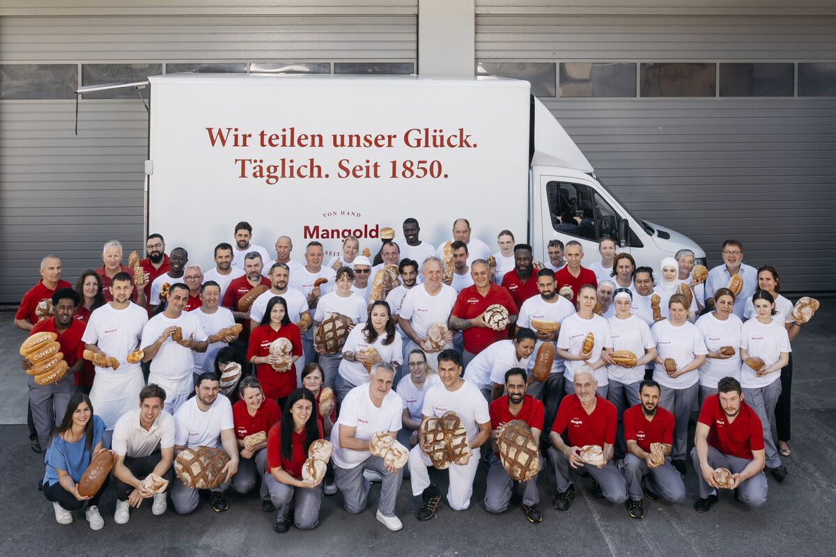 Das Mangold-Team in der Bäckerei in Dornbirn hat allen Grund den Erfolg zu feiern: natürlich mit Brot. FA/Mathis