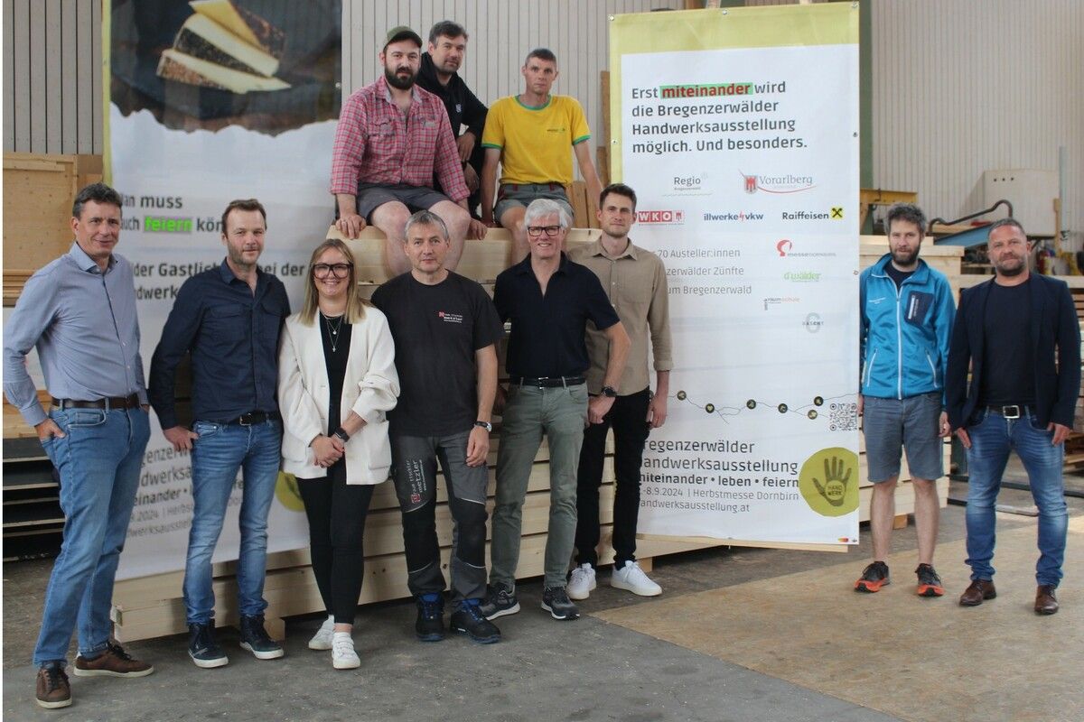 Das OK-Team der 11. Bregenzerwälder Handwerksausstellung, Projektpartner Raiba und das Bauteam gaben in der Berchtold-Halle einen Überblick über den Stand der Vorbereitungen. STP (2)