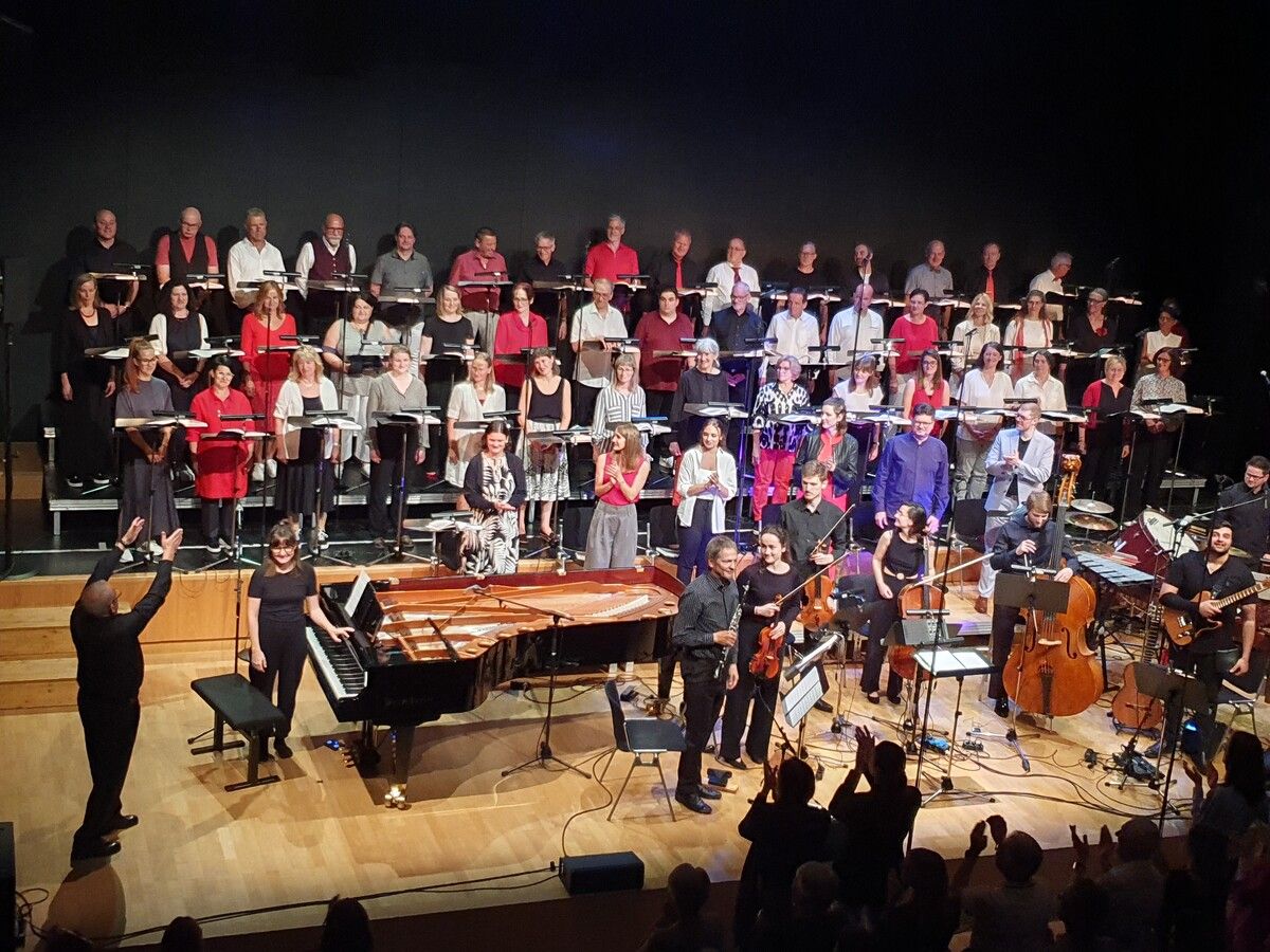 Das Vocale Neuburg mit dem Instrumentalensemble und dem Leiter Oskar Egle. TSH