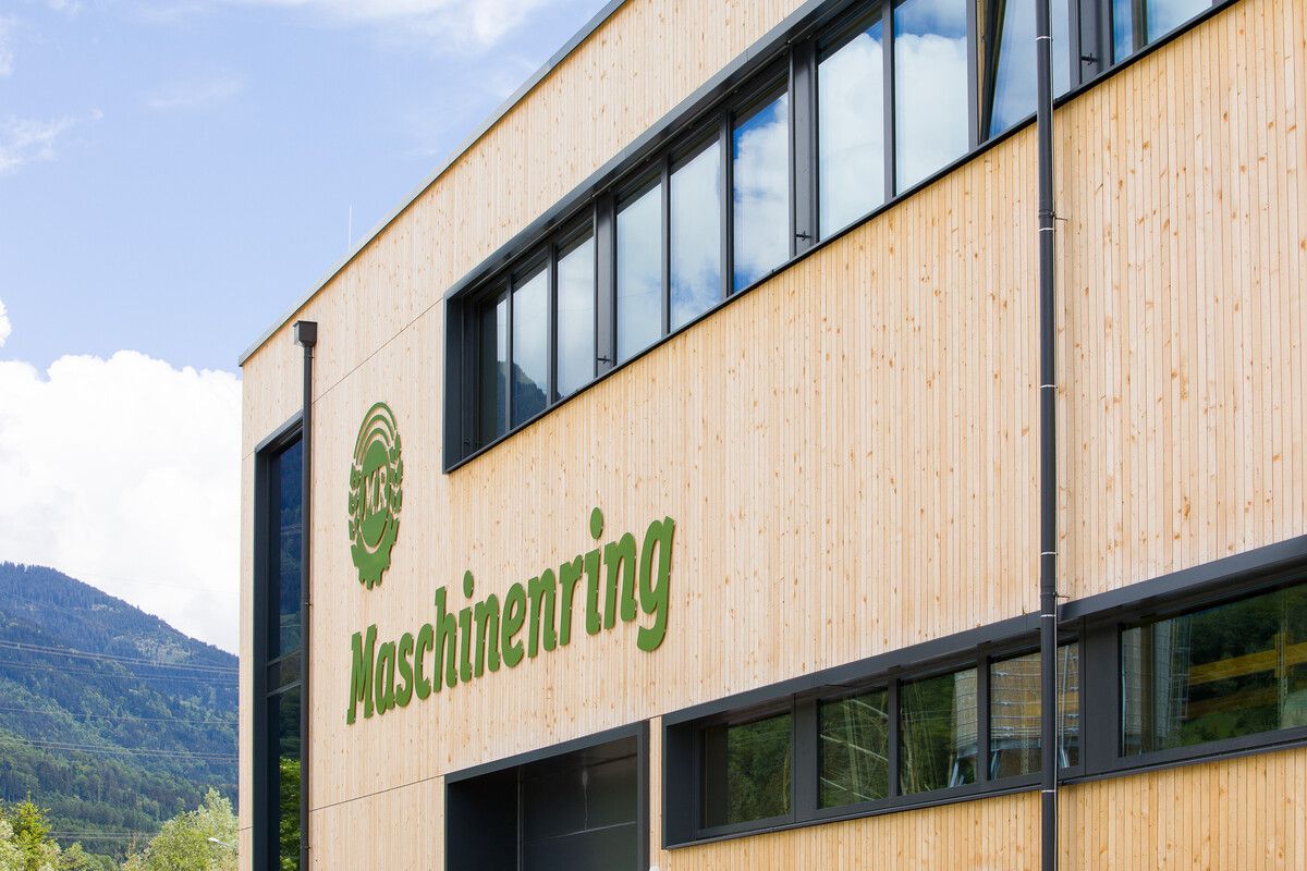 Den Neubau verkleidete i+R mit einer hinterlüfteten Holzfassade. Fa