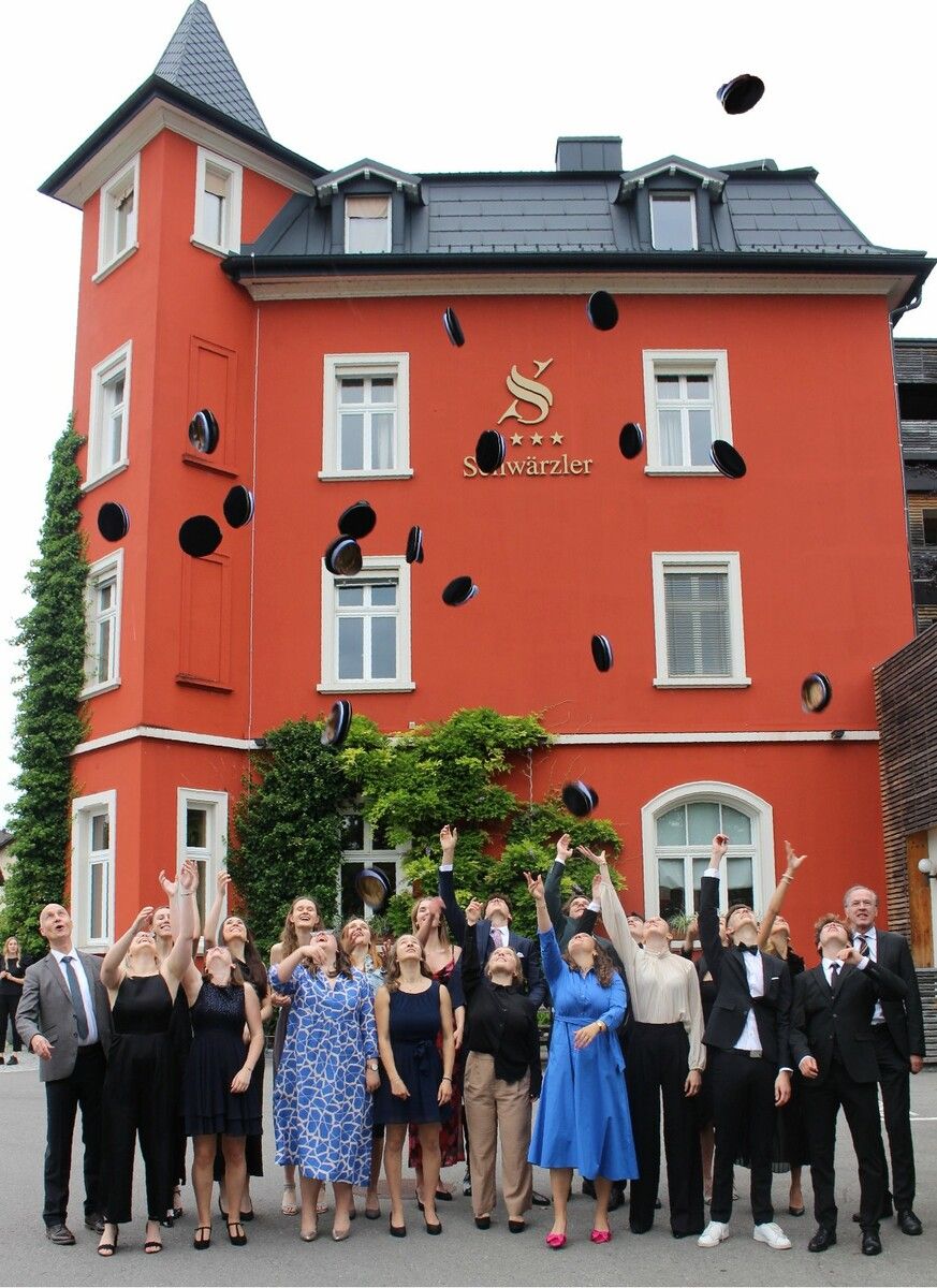 Den traditionelle „Käpplewurf“ zelebrierte die Maturaklasse der Bezauer Höheren Lehranstalt für Tourismus beim Valet vor dem Bregenzer Hotel Schwärzler. stp