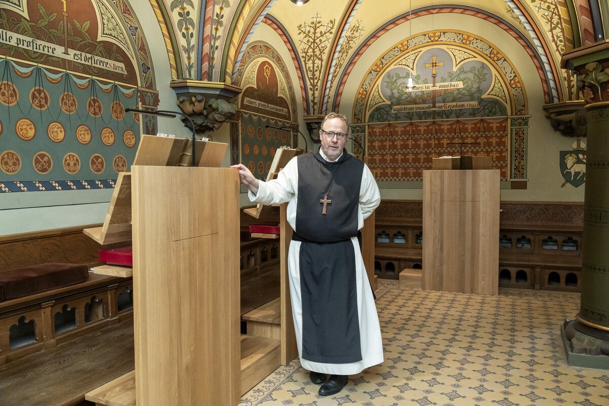 Der Abt im Kapitelsaal. Hier werden die wichtigsten Entscheidungen für die Klostergemeinschaft gefällt. 