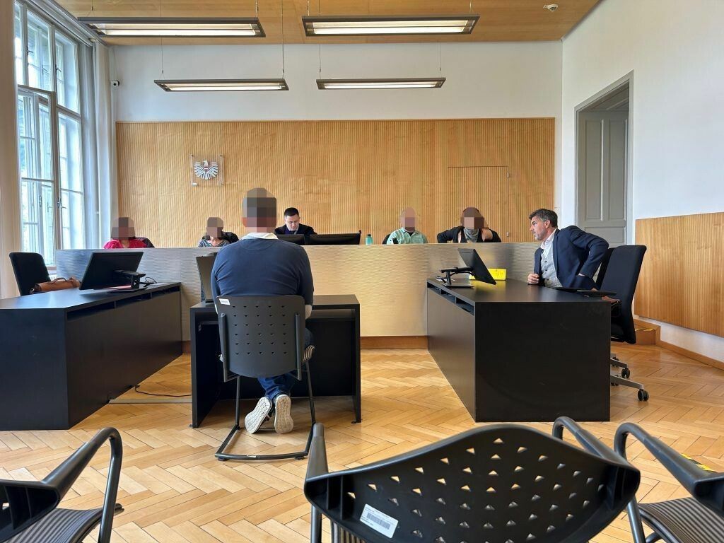 Der Angeklagte vor dem Schöffensenat am Landesgericht Feldkirch mit seinem Verteidiger Bernd Widerin (r.). vn/gs