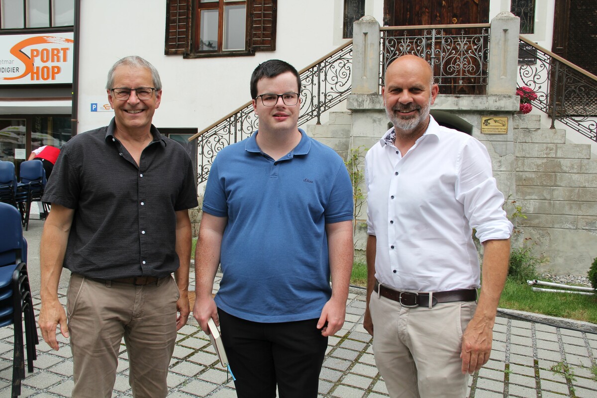Der Begegnungszone den kirchlichen Segen gab der Pastoralamtsmitarbeiter Lukas Lins (Mitte). Die Einweihung der Begegnungszone war die letzte Amtshandlung als Bürgermeister von Jürgen Kuster. STL