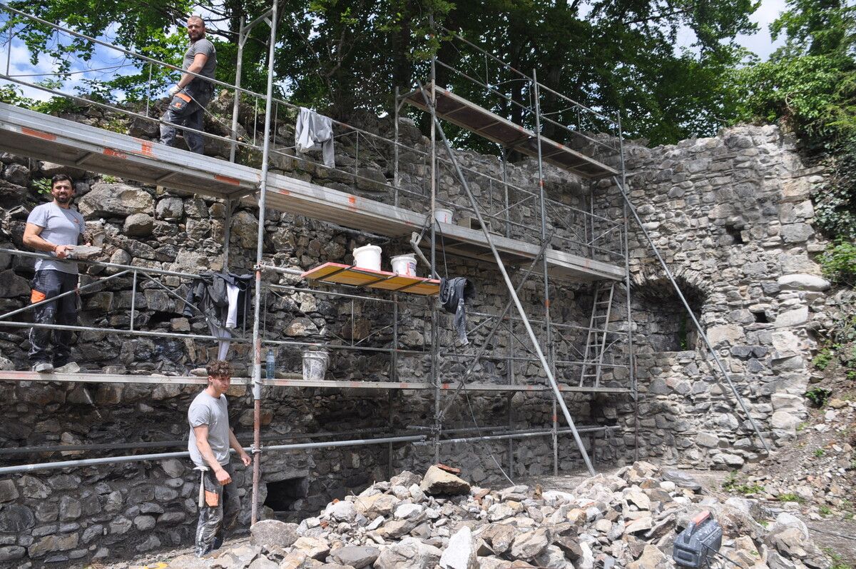 Der bis jetzt fertiggestellte Teil der Burgmauer. hab