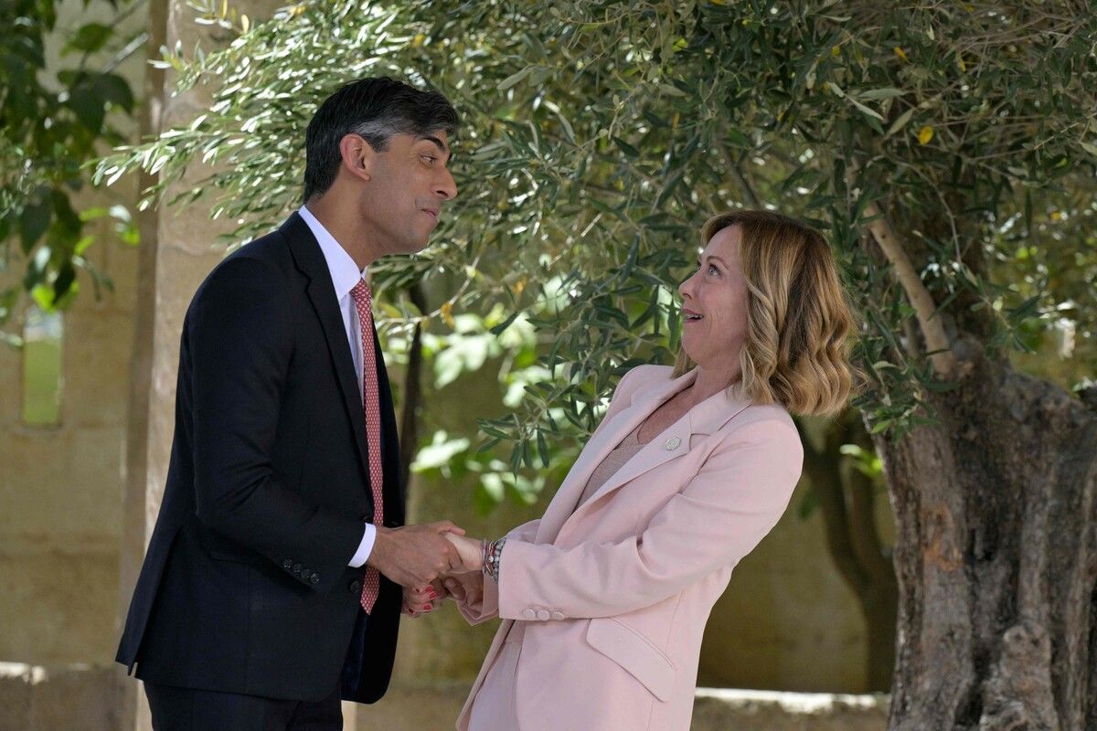 Der britische Premier Rishi Sunak und Italiens Ministerpräsidentin Giorgia Meloni begrüßten sich am Donnerstag beim G7-Gipfel in Italien. AFP