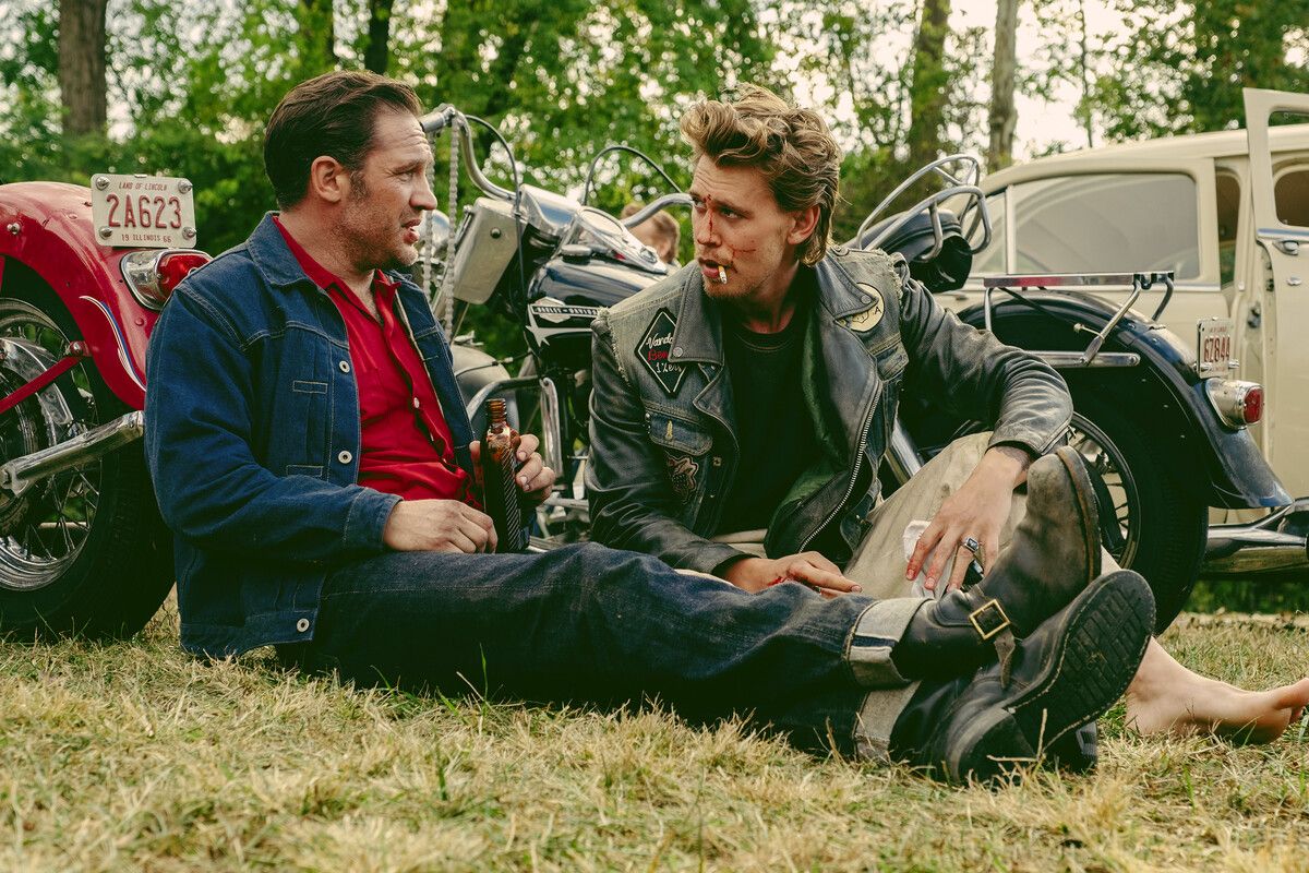 Der charismatische Schauspieler Austin Butler (r.) verkörpert den Motorradfan Benny. Im kleinstädtischen Bikerclub namens „Vandals“ ist er nicht allein der Liebling des Chefs (Tom Hardy). ap