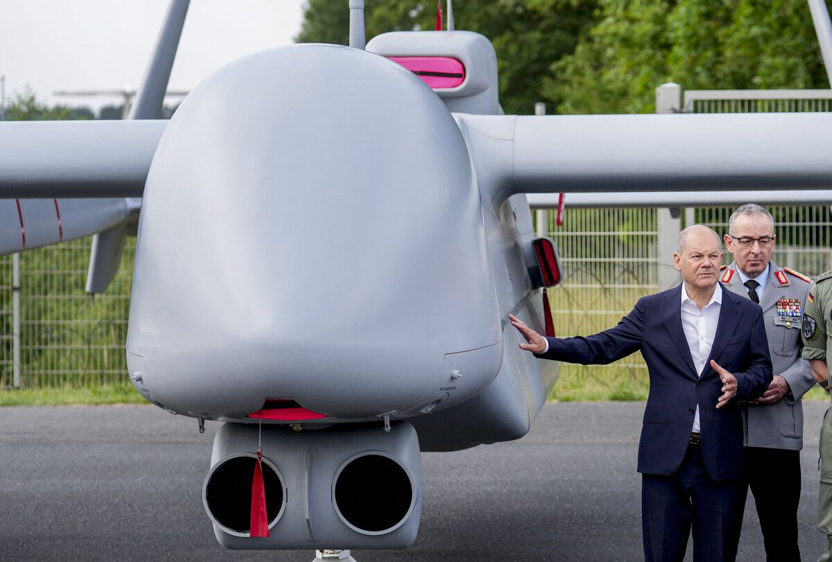 Der deutsche Bundeskanzler Olaf Scholz steht neben einer „Heron TP“- Drohne auf der Internationalen Luftfahrtschau ILA in Berlin. AP