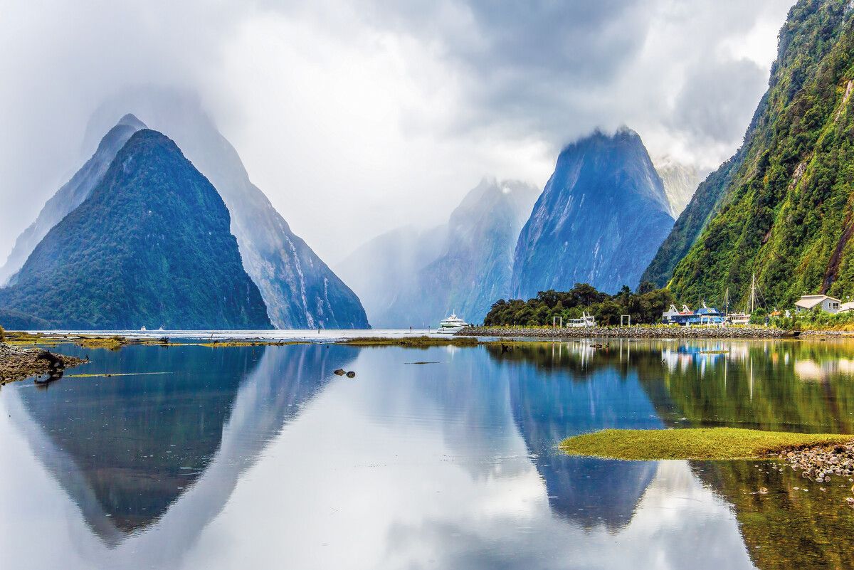 Der Fjord Milford Sound gehört zu den Highlights der Neuseelandreise und ist an Regentagen besonders mystisch. Shutterstock