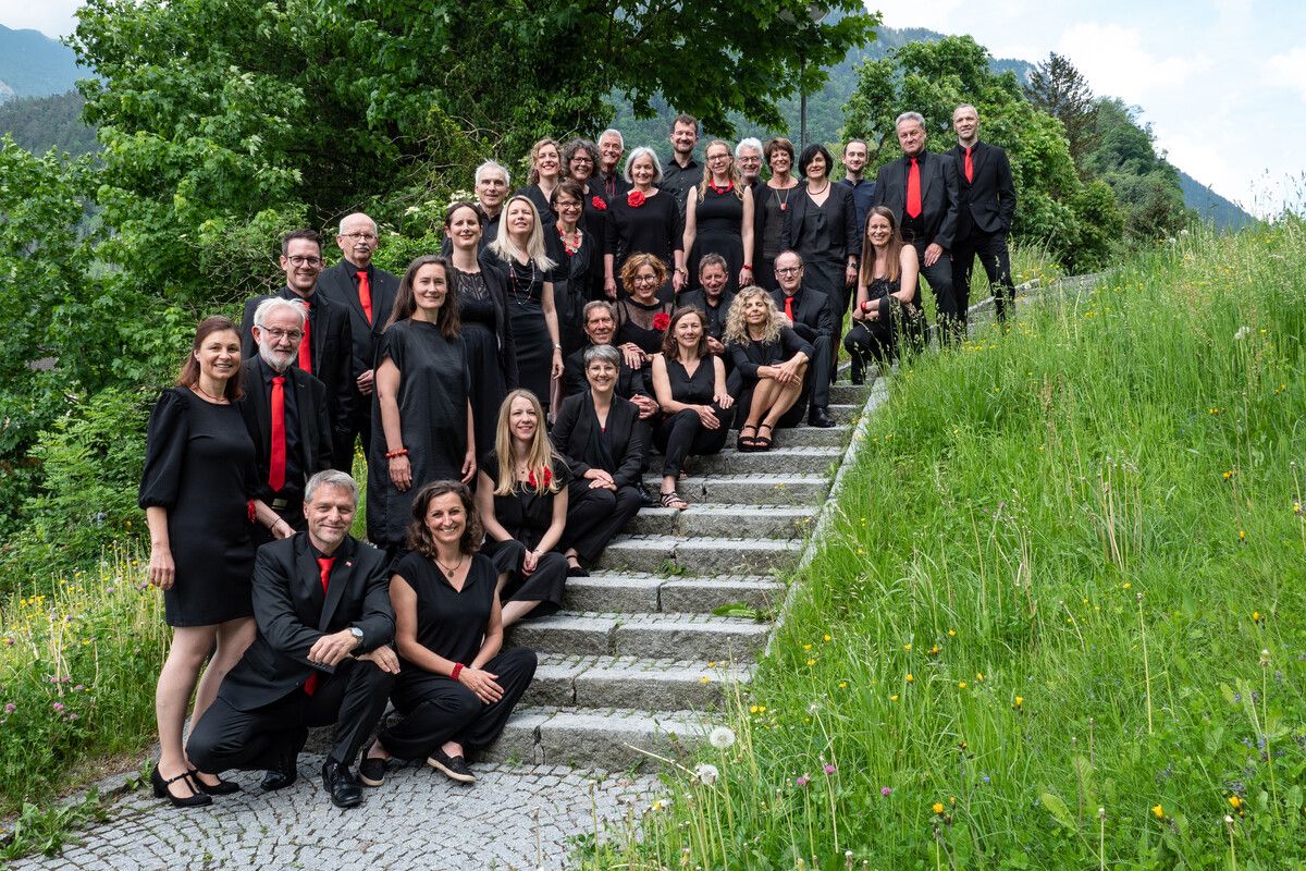 Die Sängerinnen und Sänger freuen sich auf ihren Auftritt in der St. Laurentiuskirche.⇒Chor