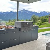 Made in Vorarlberg: Freiluftküche mit Modul und Holz. »D1