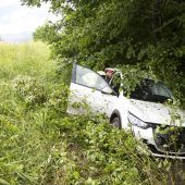 Pkw nach Unfall durch Aquaplaning im Unterholz gelandet
