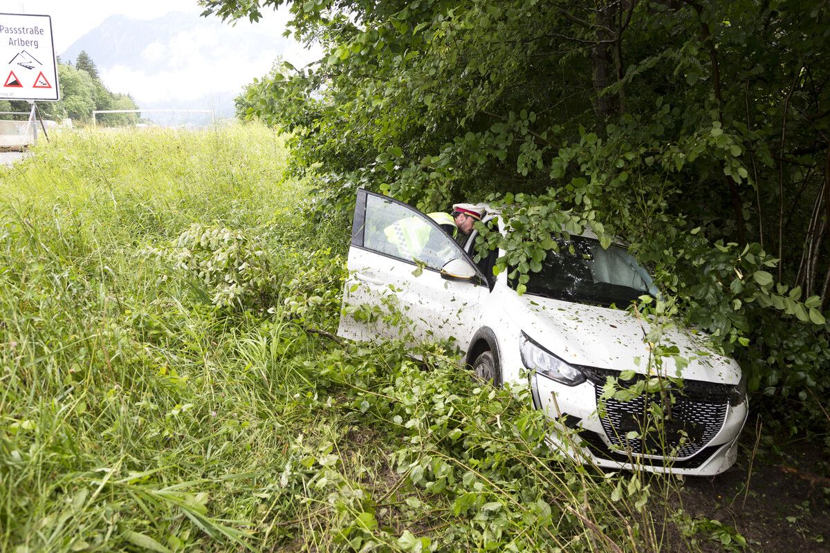 Der Lenker des Autos erlitt Verletzungen unbestimmten Grades. D. mathis