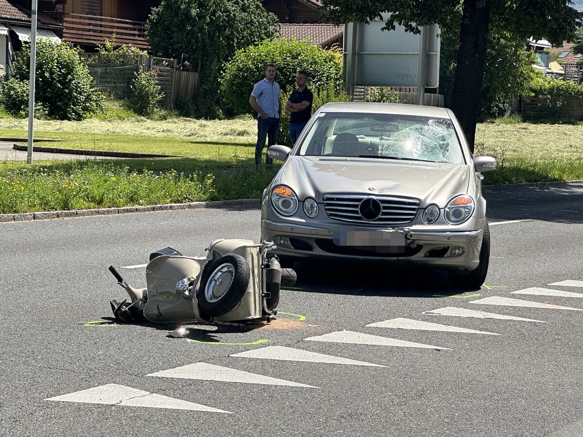 Der Motorradlenker wurde vom Pkw erfasst, er erlitt bei der Kollision schwere Verletzungen und wurde ins LKH Feldkirch eingeliefert. vol.at/mayer