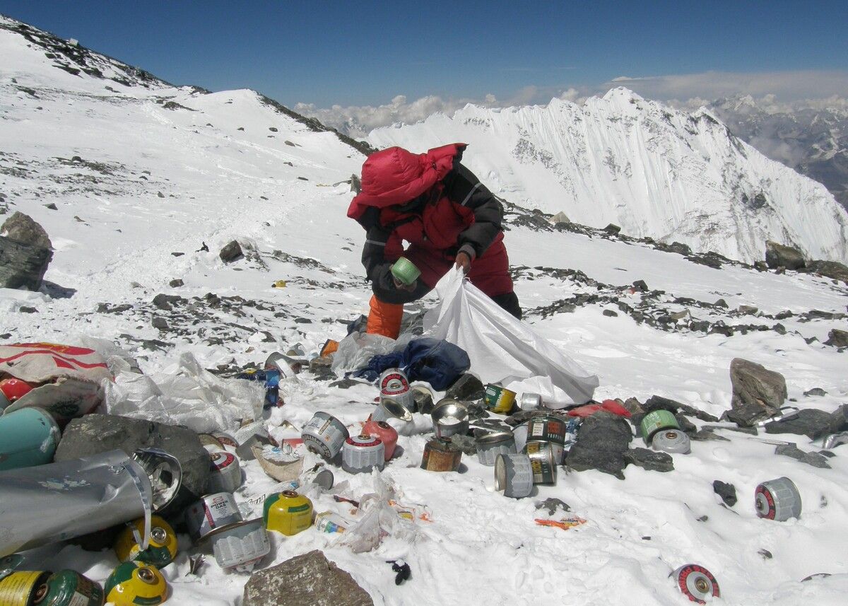 Der Mount Everest verkommt immer mehr zur Müllhalde. afp