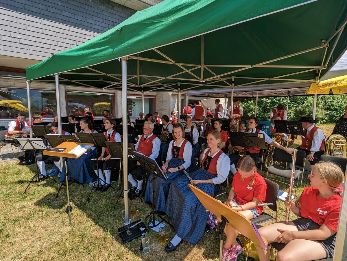 Der Musikverein Göfis und der Tennisclub sorgen gemeinsam für einen unvergesslichen Abend.Musikverein Göfis