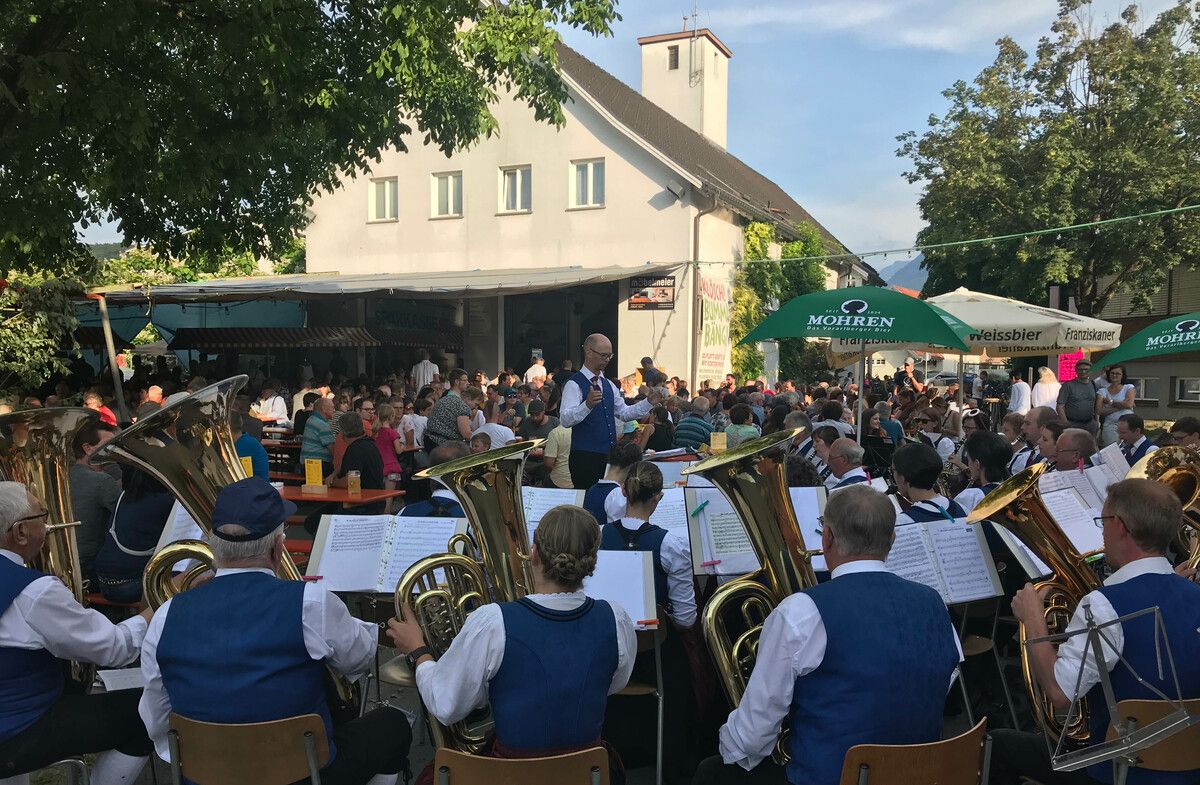 Der Musikverein Nofels eröffnet das Fest, gefolgt von der Band „X-Large“.OF NOfels