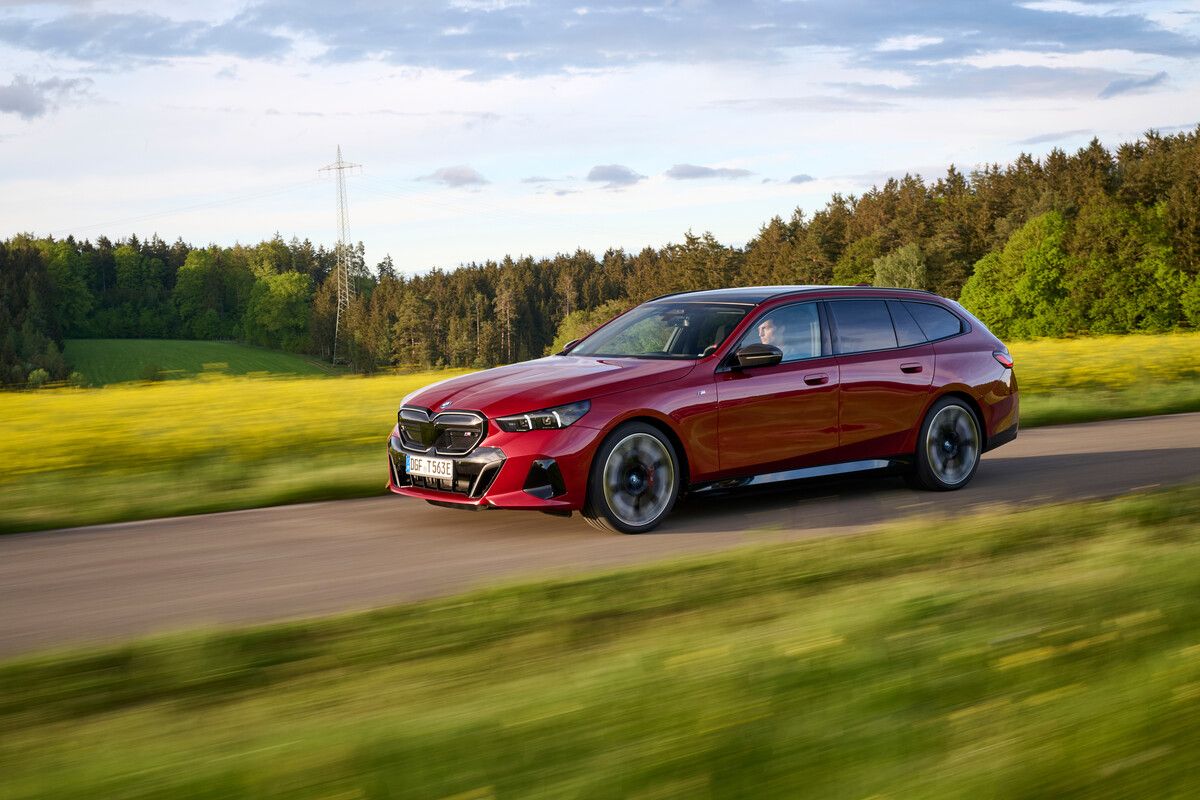 Der neue BMW i5 Touring setzt auf klassische Marken-Tugenden statt Elektro-Selbstdarstellung nach außen. Werk