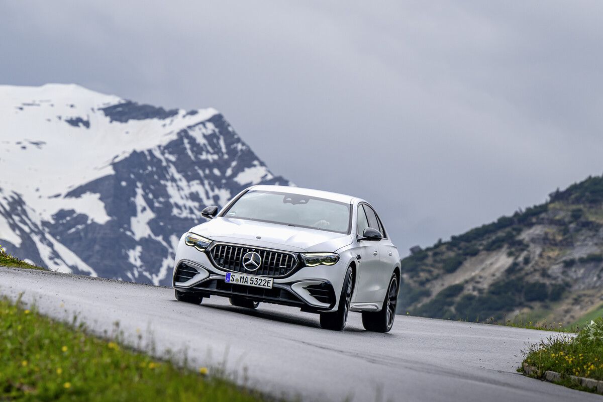 Der neue Mercedes-AMG E 53 Hybrid bei Testfahrten am Arlberg.