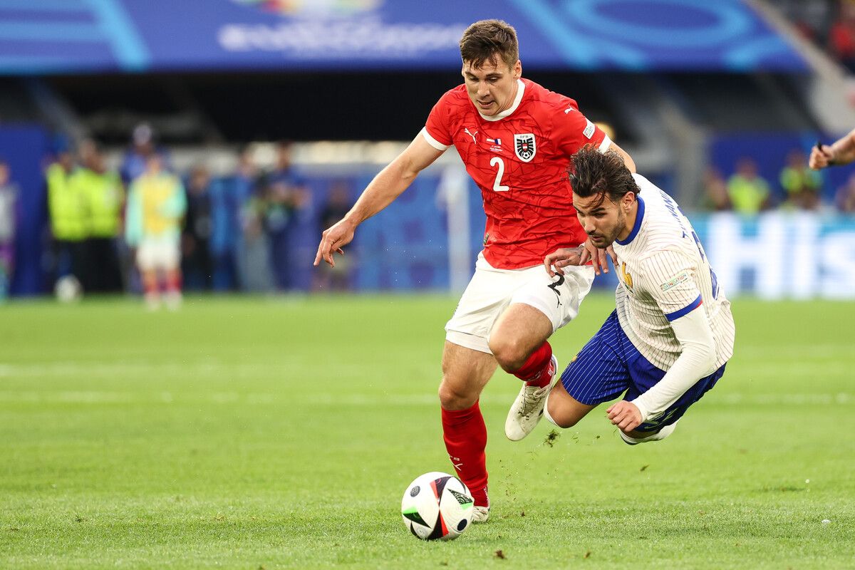 Der Pechvogel zum Auftakt: Maximilian Wöber, im Bild gegen Theo Hernandez, sprach am Tag nach seinem Eigentor von einer „schlaflosen Nacht“ und positiver Energie.apa