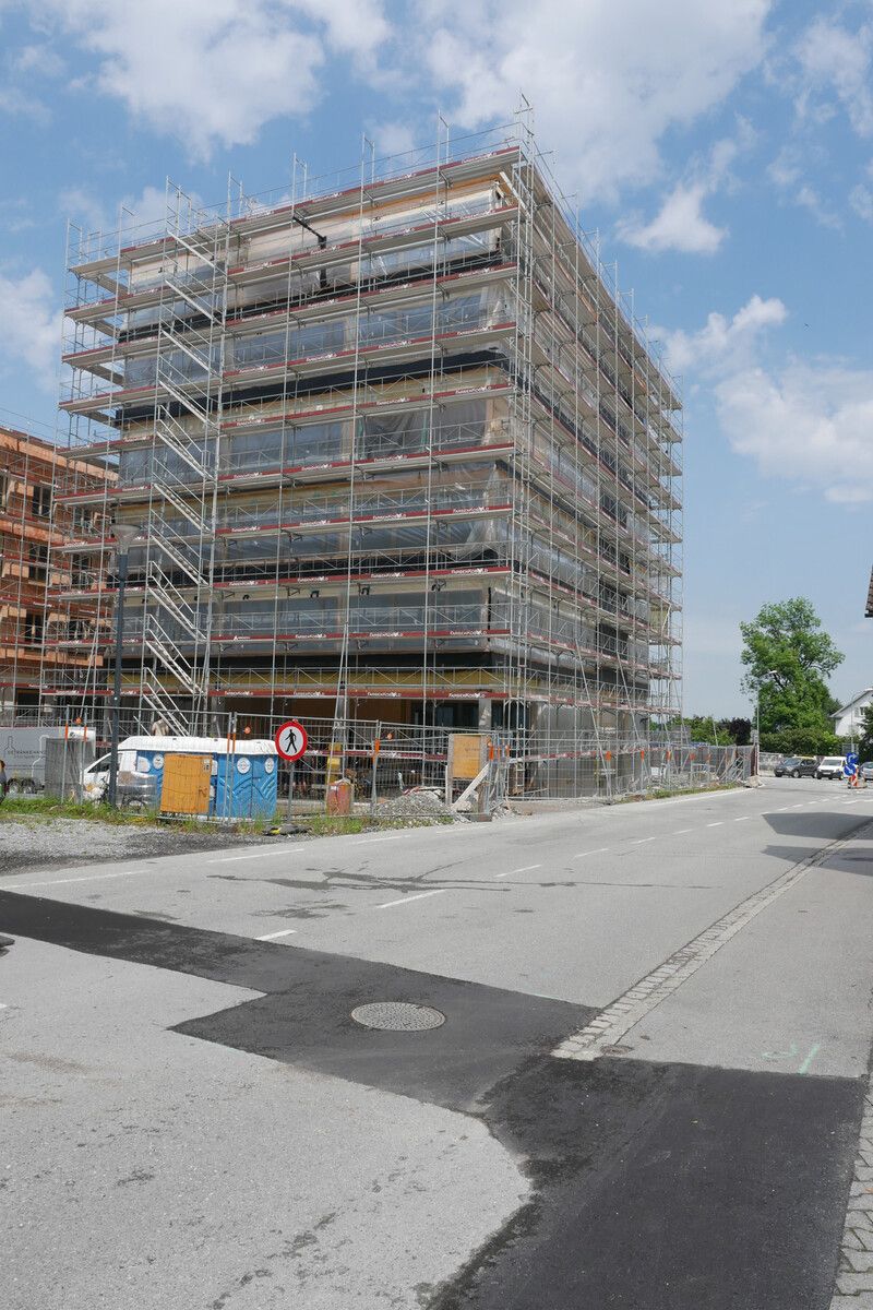 Der Rohbau des neuen Hohenemser Rat­hauses steht.Stadt