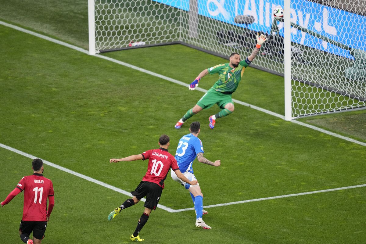 Der Schuss von Nedim Bajrami schlug im Tor von Italiens Goalie Gianluca Donnaruma ein wie ein Blitz - nach nur 23 Sekunden führte Albanien gegen Italien.ap