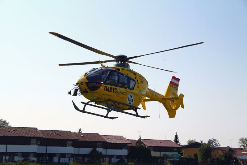 Der schwer verletzte Jugendliche wurde mit dem ÖAMTC-Hubschrauber „Christophorus 8“ ins Landeskrankenhaus Feldkirch geflogen. symbol/vol.at/pletsch