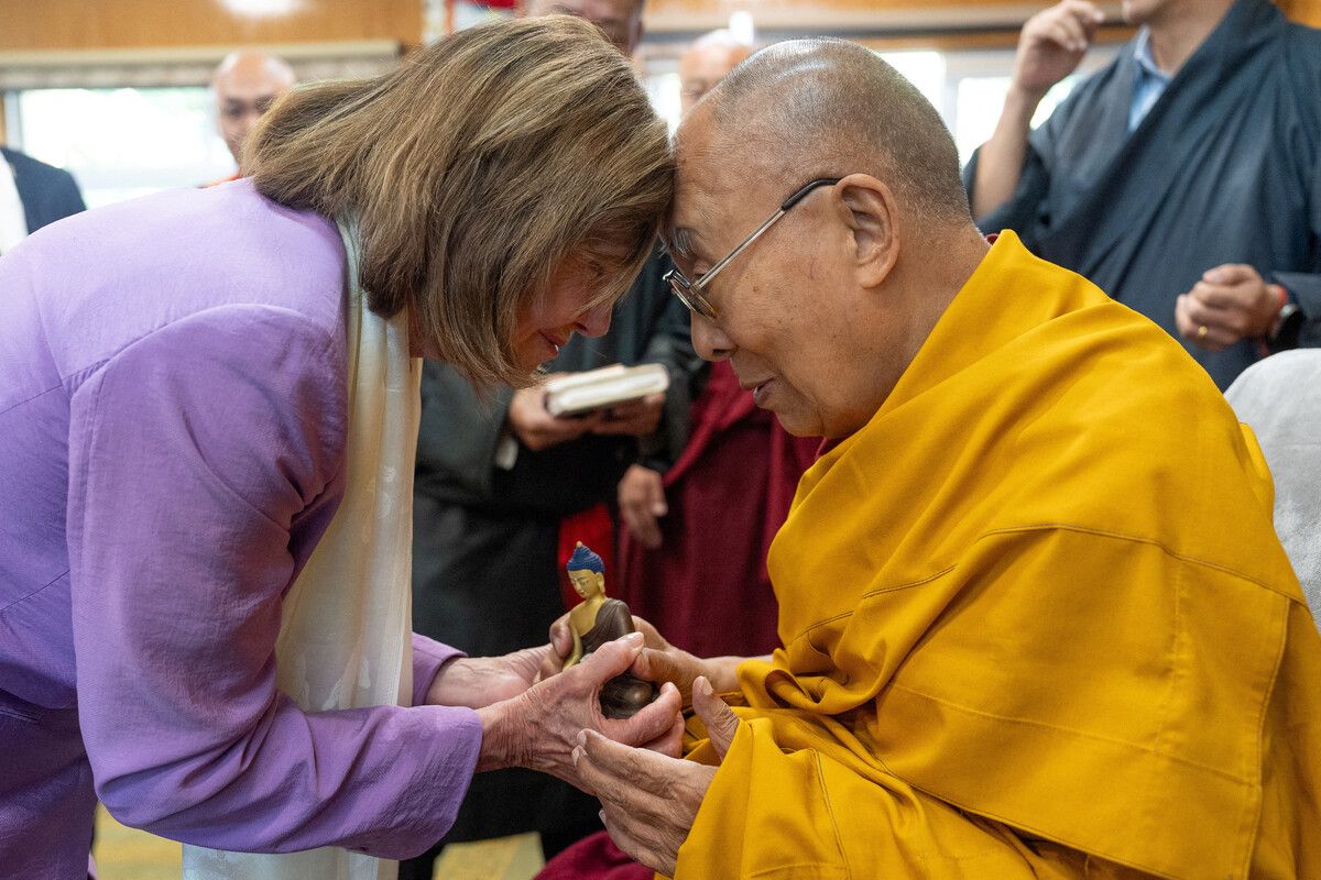 Der tibetische spirituelle Führer Dalai Lama grüßt die Ex-Sprecherin des US-Repräsentantenhauses Nancy Pelosi im indischen Dharamshala. RTS