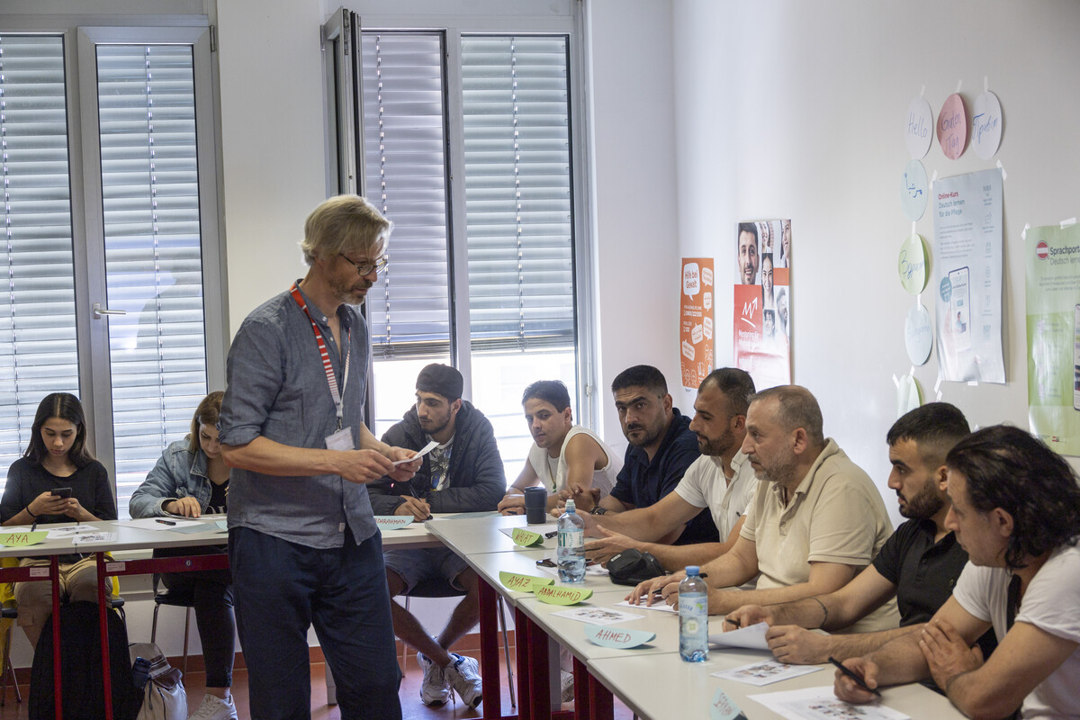 Der Trainer und seine Schützlinge haben vor allem über Ausbildung und Arbeitsmarkt gesprochen. VN/Paulitsch
