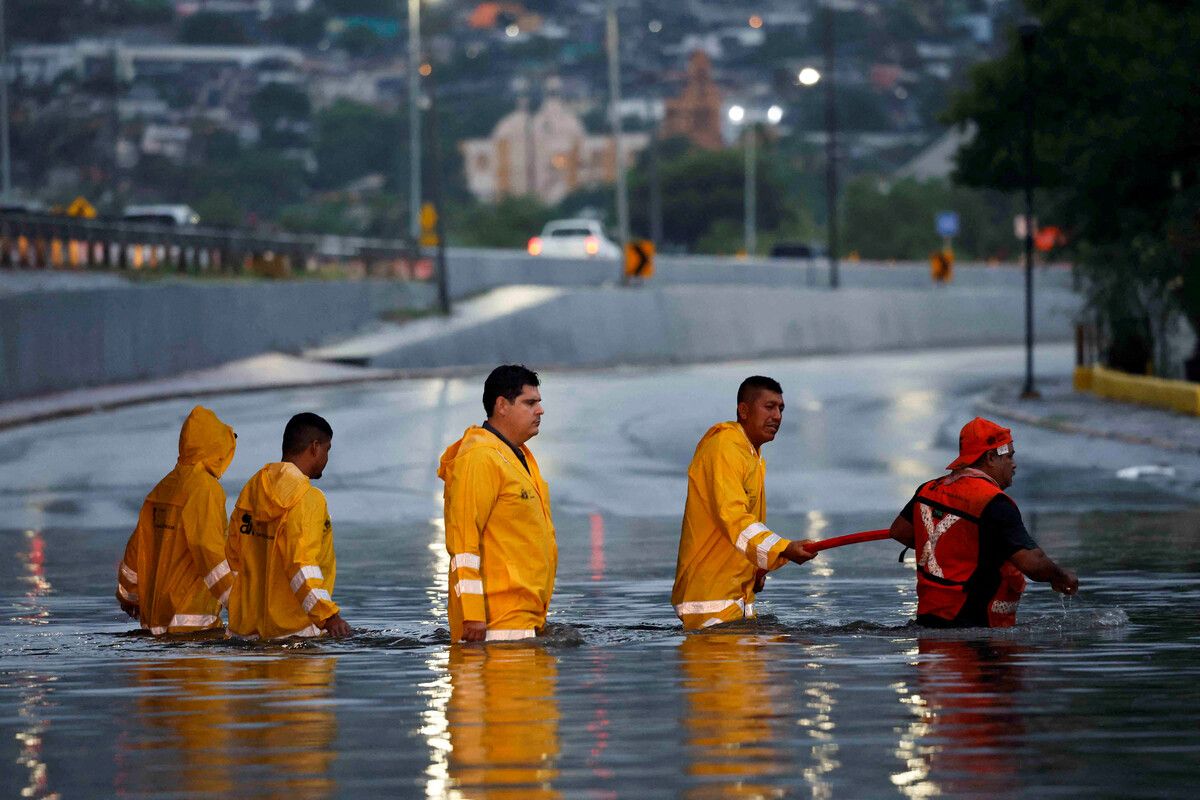Der Tropensturm Alberto setzte Teile Mexikos unter Wasser, auch eine Überführung in Monterrey war betroffen. REUTERS