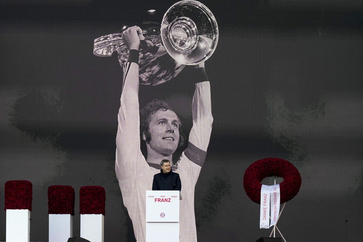 Der verstorbene „Kaiser“ Franz Beckenbauer wird vor dem Spiel geehrt.ap
