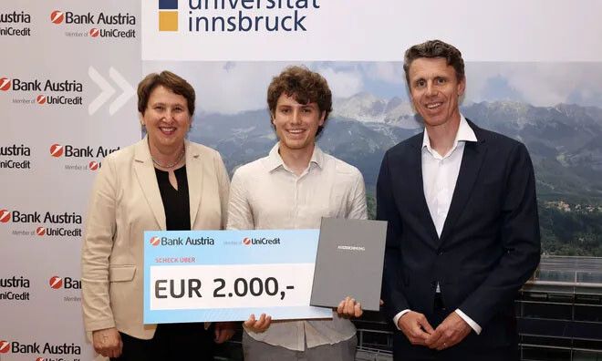 Die Auszeichnung wurde Jakob Walser von Dekanin Annette Ostendorf und Daniel Hechl (UniCredit Bank Austria) überreicht. Uni Innsbruck